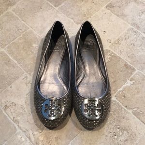 Tory Burch Revas in metallic silver raffia